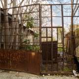 L�uomo ci indica un piccolo magazzino di cartoni. �Apparteneva a un signore che raccoglieva il materiale in giro e poi lo riutilizzava � sottolinea -. Ora ci vivono degli immigrati�. Ci avviniamo al cancello arrugginito: la rete protettiva � stata rotta in pi� punti per facilitare l�accesso...
